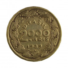 Moeda V-177 2000 Réis 1939 MBC C/Sinais de Limpeza Floriano Peixoto Bronze Alumínio Ø26,5mm 9gr. ORIGEM DA MOEDA País: Brasil Continente: América NÚMERO DO CATÁLOGO Amato: V-177 Bentes: 700.01 Amigo: - World Coin: - DESCRIÇÃO DA MOEDA Valor Face: 2000 Réi